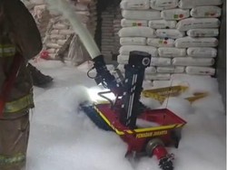 Sudah 9 Jam Kebakaran Pabrik di Jakbar Belum Padam, Damkar Pakai Robot