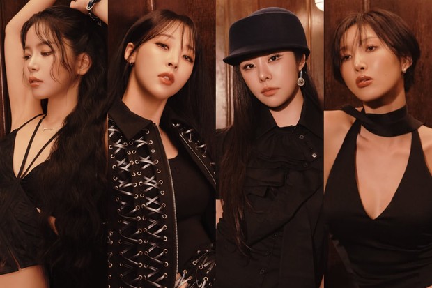 Para member MAMAMOO kompak tampil karismatik dalam poster konser '4WARD' dengan mengenakan pakaian hitam yang memancarkan pesona masing-masing.