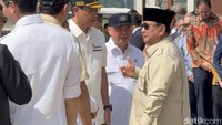 Usai Serahkan Alutsista ke TNI, Prabowo Tanya Purbaya: Dolar Gimana?