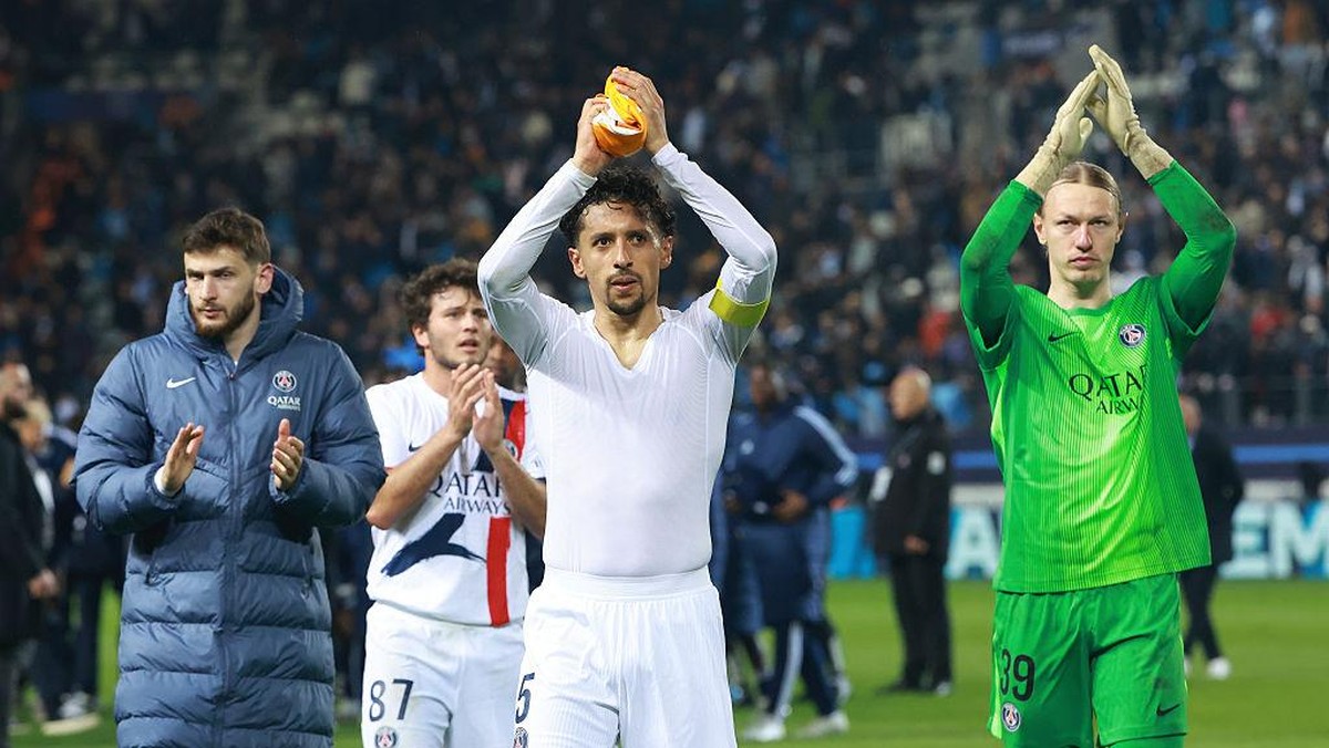 Para pemain PSG menghampiri suporter mereka usai kalah 1-2 dari Paris FC di pekan terakhir Liga Prancis musim ini. Foto: Getty Images/Jean Catuffe
