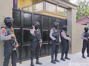 KPK Geledah Sebuah Rumah Mewah di Pacitan