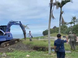 Satpol PP Badung Bongkar Fondasi Kafe Liar Dekat Pura di Pantai Seseh