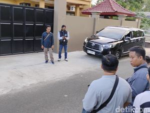 Dijaga Ketat, 12 Penyidik KPK Naik 3 Mobil Geledah Rumah Mewah di Pacitan