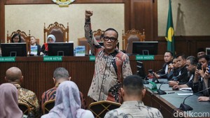 Tangan Mengepal Noel Menghadapi Tuntutan Jaksa