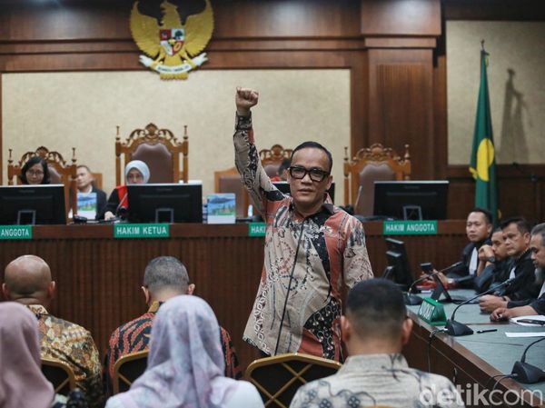Tangan Mengepal Noel Menghadapi Tuntutan Jaksa
