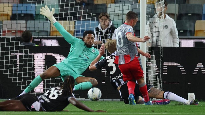 UDINE, ITALY - MAY 17: Jamie Vardy #10 of Cremonese scores his teams first goal past Maduka Okoye of Udinese during the Serie A match between Udinese Calcio and US Cremonese at Stadio Friuli on May 17, 2026 in Udine, Italy. (Photo by Timothy Rogers/