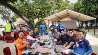 Momen Verrell Bramasta Kulineran Bareng TNI AL sampai Pejabat di Uzbekistan