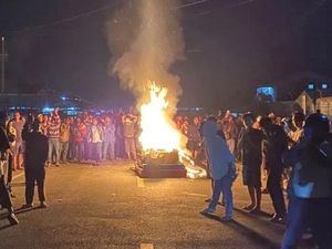 Viral Warga Dobrak Rumah-Bakar Mesin Judi di Karo, Jalan Diblokade
