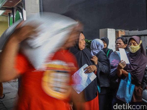 Warga Rela Mengantre Sejak Pagi Demi Dapat Bantuan Pangan Nasional