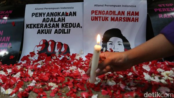Aksi Tabur Bunga dan Pita Hitam Warnai Demo Perempuan di Komnas HAM