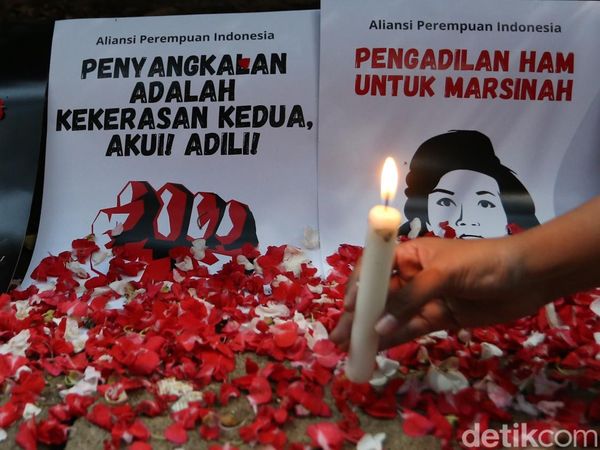 Aksi Tabur Bunga dan Pita Hitam Warnai Demo Perempuan di Komnas HAM