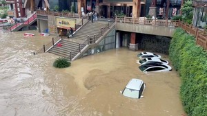 Banjir di Duyun China, Mobil-mobil Terendam