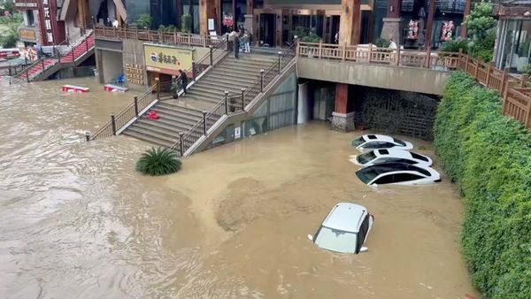 Banjir di Duyun China, Mobil-mobil Terendam