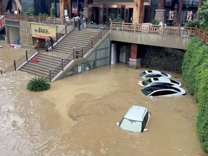 Banjir di Duyun China, Mobil-mobil Terendam
