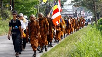 Biksu Lintas Negara Tempuh 660 Km Jalan Kaki ke Borobudur