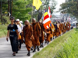 Biksu Lintas Negara Tempuh 660 Km Jalan Kaki ke Borobudur