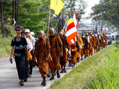 Biksu Lintas Negara Tempuh 660 Km Jalan Kaki ke Borobudur