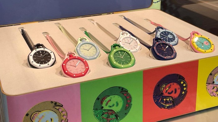 Demam Royal Pop, Jam Saku nan Jadi Buruan Kolektor A box of Audemars Piguet & Swatch “Royal Pop” is on display at a Swatch shop in Munich, Germany, May 18, 2026. REUTERS/Anja Guder