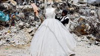 Foto: Pengantin Gaza Andalkan Gaun Bekas untuk Menikah di Tengah Perang