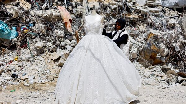 Foto: Pengantin Gaza Andalkan Gaun Bekas untuk Menikah di Tengah Perang