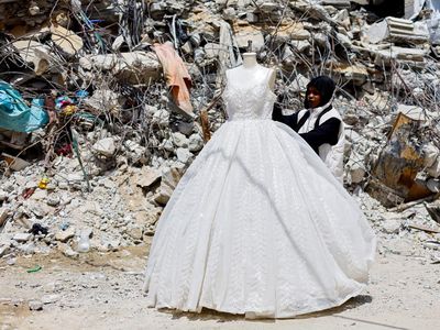 Foto: Pengantin Gaza Andalkan Gaun Bekas untuk Menikah di Tengah Perang