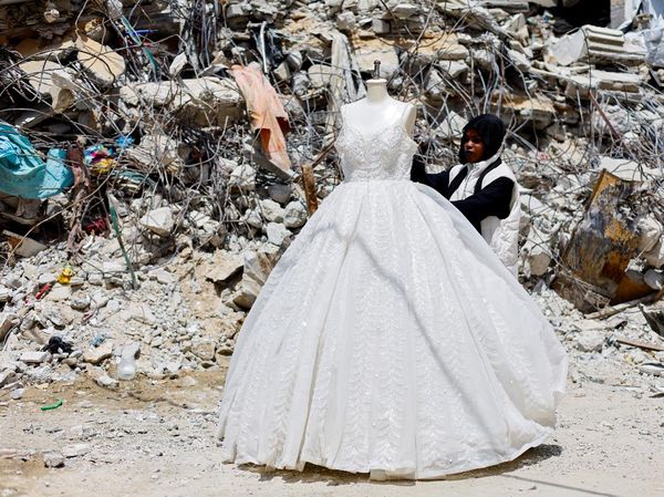 Foto: Pengantin Gaza Andalkan Gaun Bekas untuk Menikah di Tengah Perang
