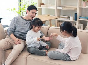 6 Kebiasaan Orang Tua yang Bisa Membentuk Mental Kuat Anak, Ajarkan Minta Maaf