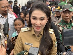 Kala Gubernur Malut Sherly Tjoanda Dikerubungi Warga Lombok
