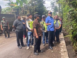 Tinjau Perbaikan Tiga Ruas Jalan, Bupati Gus Par Pastikan Sesuai Rencana