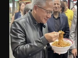 Manusia Rp 3.400 Triliun Makan Mie Murah di Pinggir Jalan