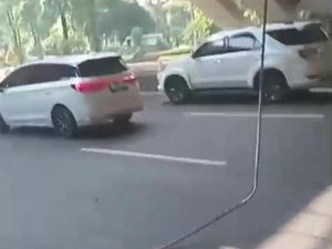 Hati-hati! Ada Kabel Listrik Menjuntai ke Jalan di Semanggi Jakpus