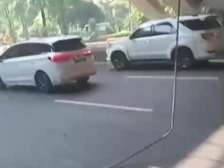 Hati-hati! Ada Kabel Listrik Menjuntai ke Jalan di Semanggi Jakpus