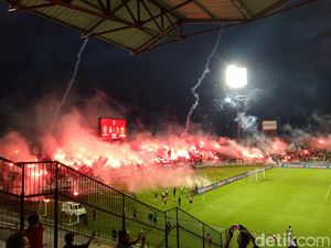 Suporter Bali United Tanggung Pengobatan Kameramen Kena Kembang Api