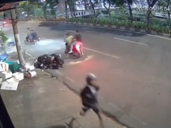 Video 3 Remaja di Tambora Dikejar Kelompok Bersajam Sampai Nabrak Tiang