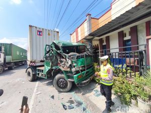 Truk Tronton Hantam Pagar Rumah di Karangtengah Demak, Pantura Macet 1 Km
