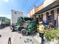 Truk Tronton Hantam Pagar Rumah di Karangtengah Demak, Pantura Macet 1 Km