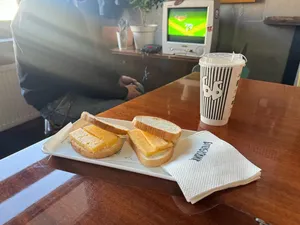 Konsep Anti-Mewah, Sandwich Murah Ini Justru Bikin Banyak Orang Penasaran
