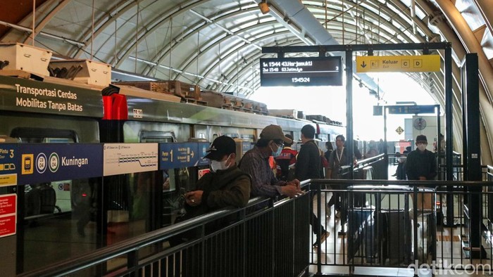 LRT Jabodebek Makin Jadi Andalan Transum Warga Sejumlah penumpang menggunakan jasa LRT Jabodebek untuk beraktivitas di Jakarta, Selasa (19/5/2026). Moda transportasi ini menjadi salah satu pilihan masyarakat dalam menunjang mobilitas harian di area perkotaan.