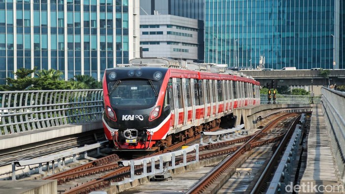 LRT Jabodebek Makin Jadi Andalan Transum Warga Sejumlah penumpang menggunakan jasa LRT Jabodebek untuk beraktivitas di Jakarta, Selasa (19/5/2026). Moda transportasi ini menjadi salah satu pilihan masyarakat dalam menunjang mobilitas harian di area perkotaan.