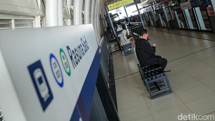 LRT Jabodebek Makin Jadi Andalan Transum Warga Sejumlah penumpang menggunakan jasa LRT Jabodebek untuk beraktivitas di Jakarta, Selasa (19/5/2026). Moda transportasi ini menjadi salah satu pilihan masyarakat dalam menunjang mobilitas harian di area perkotaan.