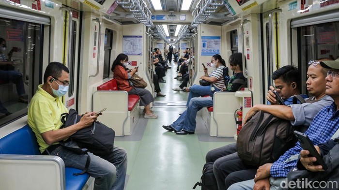 LRT Jabodebek Makin Jadi Andalan Transum Warga Sejumlah penumpang menggunakan jasa LRT Jabodebek untuk beraktivitas di Jakarta, Selasa (19/5/2026). Moda transportasi ini menjadi salah satu pilihan masyarakat dalam menunjang mobilitas harian di area perkotaan.