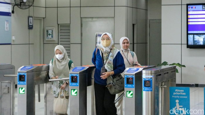 LRT Jabodebek Makin Jadi Andalan Transum Warga Sejumlah penumpang menggunakan jasa LRT Jabodebek untuk beraktivitas di Jakarta, Selasa (19/5/2026). Moda transportasi ini menjadi salah satu pilihan masyarakat dalam menunjang mobilitas harian di area perkotaan.
