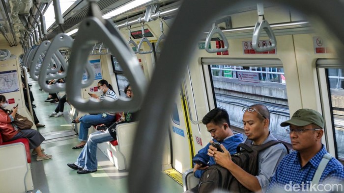 Sejumlah penumpang menggunakan jasa LRT Jabodebek untuk beraktivitas di Jakarta, Selasa (19/5/2026). Moda transportasi ini menjadi salah satu pilihan masyarakat dalam menunjang mobilitas harian di area perkotaan.