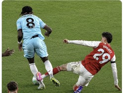 Kontroversi terjadi saat Arsenal mengalahkan Burnley 1-0 di Liga Inggris. Kai Havertz tidak mendapat kartu merah meski tertangkap kamera menginjak betis pemain lawan. (Foto: dok. Twitter/@TouchlineX)