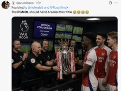 PGMOL dan wasit bahkan digambarkan sampai memberikan sendiri trofi Premier League kepada Arsenal dalam meme ini. Ada-ada saja, ya! (Foto: dok. Twitter)