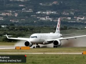 Video: Momen Menegangkan Pesawat Croatia Airlines Oleng saat Lepas Landas