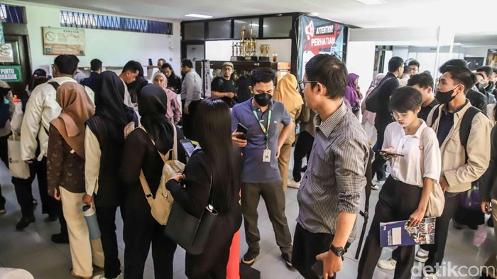 1.Sejumlah pencari kerja memadati area Job Fair di Gelanggang Remaja Jakarta Utara, Selasa (19/5/2026). Mereka terlihat membawa map berisi arsip lamaran hingga curriculum vitae untuk mencoba peruntungan mendapatkan pekerjaan di tengah persaingan kerja nan semakin ketat.