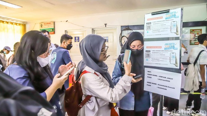 Pelamar Serbu Job Fair Jakarta Utara, Berebut Asa di Tengah Sulitnya Cari Kerja 1.Sejumlah pencari kerja memadati area Job Fair di Gelanggang Remaja Jakarta Utara, Selasa (19/5/2026). Mereka terlihat membawa map berisi arsip lamaran hingga curriculum vitae untuk mencoba peruntungan mendapatkan pekerjaan di tengah persaingan kerja nan semakin ketat.