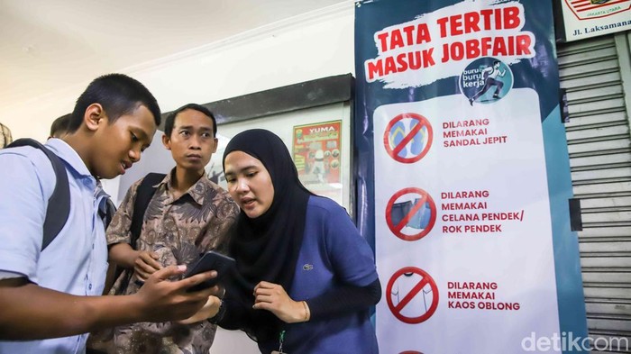 Pelamar Serbu Job Fair Jakarta Utara, Berebut Asa di Tengah Sulitnya Cari Kerja 1.Sejumlah pencari kerja memadati area Job Fair di Gelanggang Remaja Jakarta Utara, Selasa (19/5/2026). Mereka terlihat membawa map berisi arsip lamaran hingga curriculum vitae untuk mencoba peruntungan mendapatkan pekerjaan di tengah persaingan kerja nan semakin ketat.