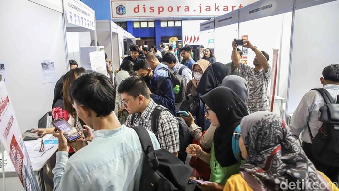 Pelamar Serbu Job Fair Jakarta Utara, Berebut Asa di Tengah Sulitnya Cari Kerja 1.Sejumlah pencari kerja memadati area Job Fair di Gelanggang Remaja Jakarta Utara, Selasa (19/5/2026). Mereka terlihat membawa map berisi arsip lamaran hingga curriculum vitae untuk mencoba peruntungan mendapatkan pekerjaan di tengah persaingan kerja nan semakin ketat.